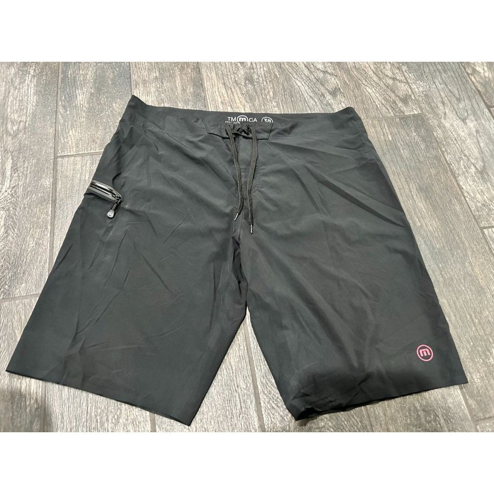 GENTLY USED TRAVIS MATTHEWS LIGHT WEIGHT SHORTS- SIZE 38